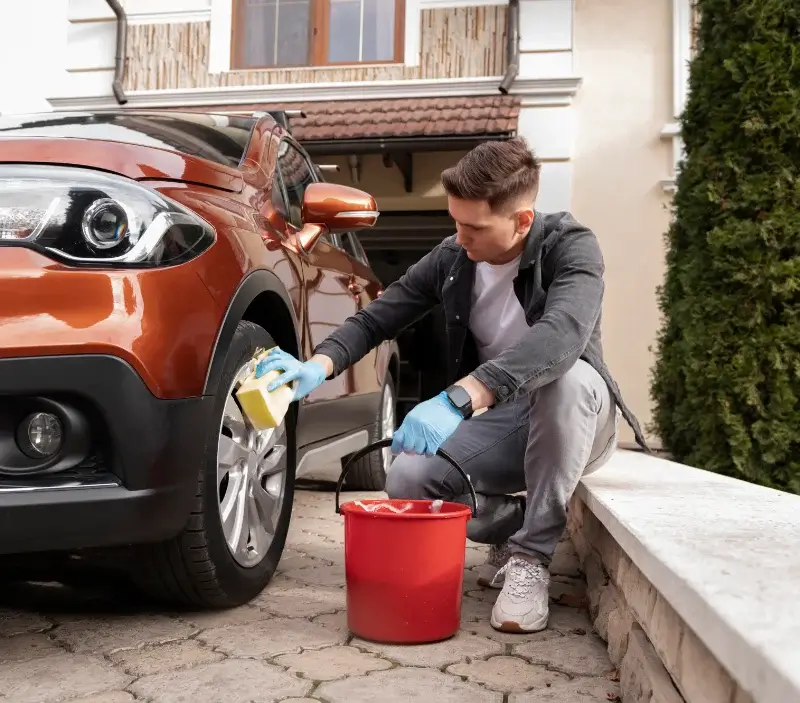 Lavage auto à domicile Ferrières-sur-Ariège : professionnel intervenant sur un véhicule